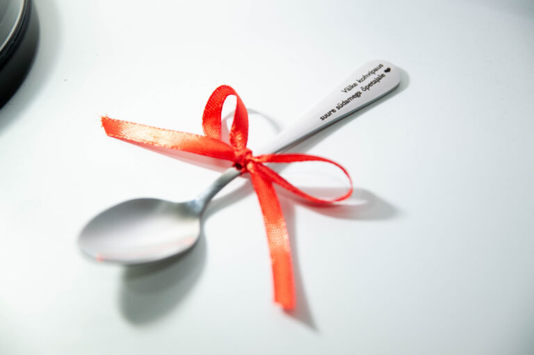 Kingitus õpetajale sõnumiga lusikas