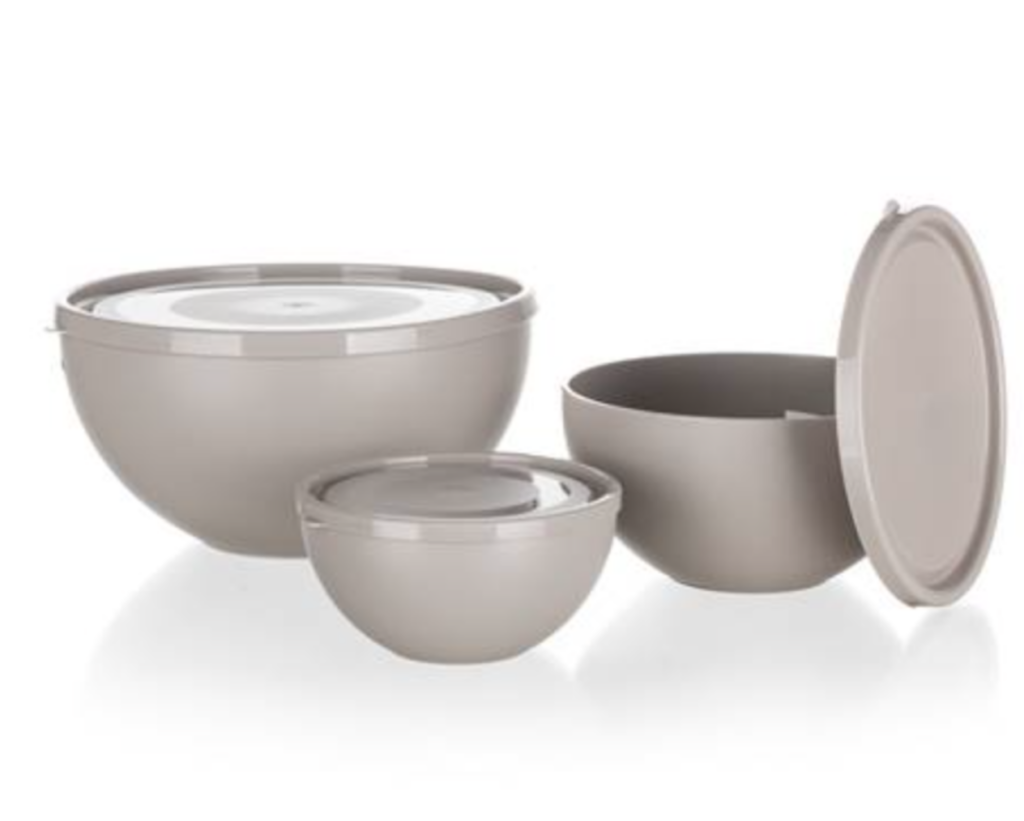 Plastikust kauss kaanega