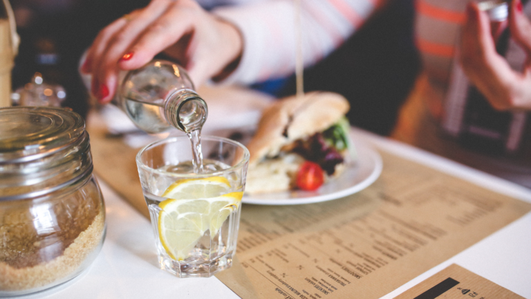 Professionaalsed restoraniklaasid laual, valmis serveerimiseks, näidates klaasnõude õiget käsitsemist HoReCAs